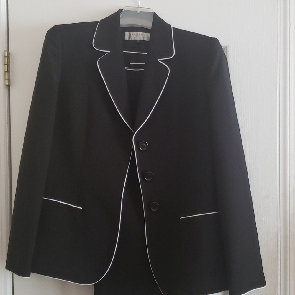 TAHARI PANTS SUIT